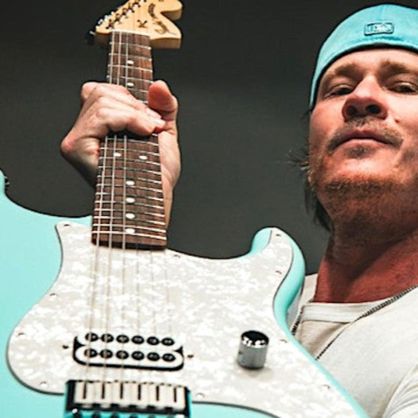 tom delonge pedals Fender Limited Edition Tom DeLonge Stratocaster
